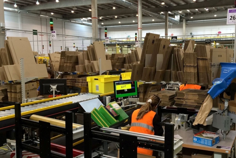 Una operaria en el centro logístico de Amazon en San Fernando de Henares.