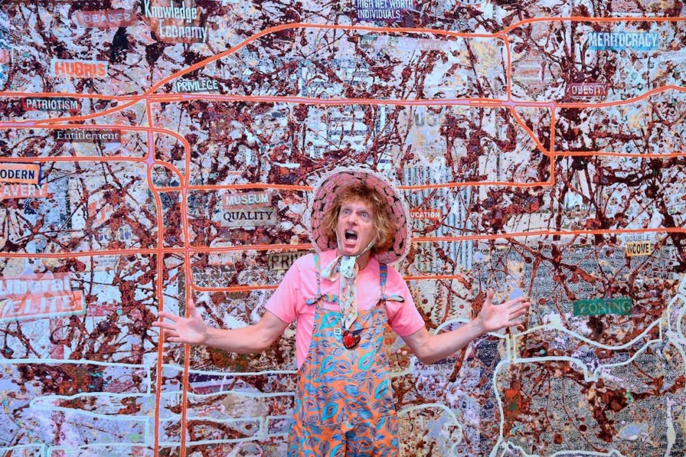 El artista plástico Grayson Perry presenta su último hallazgo creativo en la galería Victoria Miro.- REUTERS