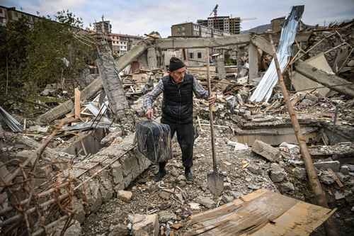 Armenia y Azerbaiyán intercambiaron ayer acusaciones de ataques, pese al acuerdo de alto el fuego para detener combates por la región de Nagorno-Karabaj.Foto Afp