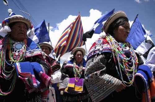 En El Alto, Bolivia, mujeres participan en los festejos por la victoria con mayoría absoluta del Movimiento al Socialismo (MAS) en las elecciones generales del 18 de octubre.Foto Xinhua