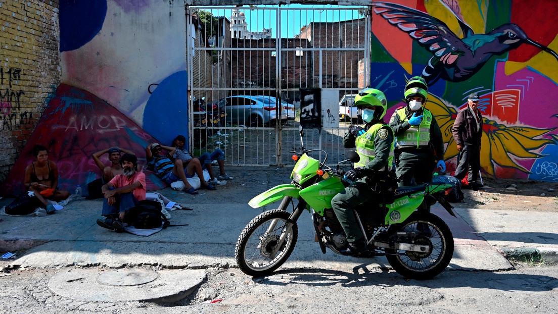 Oficiales de la Policía patrullas las calles de Cali, Colombia, el 22 de marzo de 2020.Luis Robayo / AFP