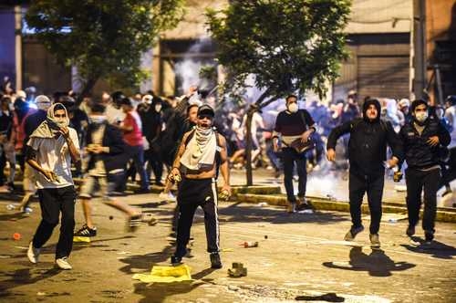 Participantes en la protesta en la plaza San Martín en Lima, en el quinto día de movilizaciones en rechazo a la remoción del presidente Martín Vizcarra. Foto Afp