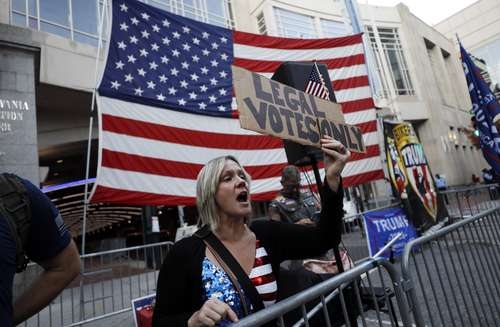 Protesta de seguidores del presidente Donald Trump el domingo en Pensilvania. En la pancarta se demanda que cuenten sólo los
