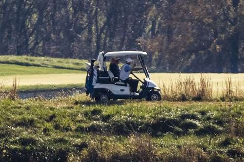 El presidente Donald Trump, quien se niega a reconocer su derrota en las elecciones, estuvo el fin de semana en su club de golf en Sterling, Virginia.Foto Afp