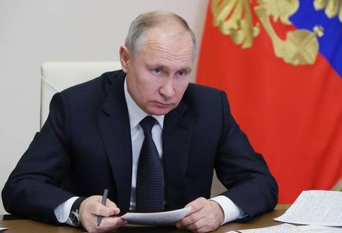▲ El presidente ruso, Vladimir Putin, durante una teleconferencia en la residencia estatal de Novo-Ogaryovo, en las afueras de Moscú, el pasado 23 de diciembre.Foto Afp O