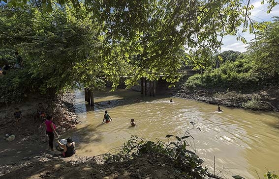 El río Calenturitas es uno de los lugares más emblemáticos de El Hatillo. La mayoría de sus habitantes coinciden en que es donde más se ha evidenciado el impacto de la minería, pues fue contaminado y desviado de su cauce. La comunidad tiene una relación muy fuerte con este lugar. Allí se pescaba, en las orillas del río se lavaba la ropa, era un punto de encuentro para reunirse, para bañarse y pasar los domingos con familia y amigos. Como consecuencia de la grave contaminación eso se acabó, aunque a veces los niños se meten al agua, pero bajo el riesgo de que muy seguramente les saldrán brotes en la piel.