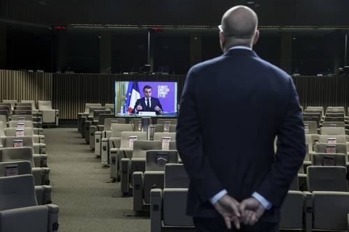 En primer plano, el presidente del Consejo Europeo, Charles Michel, en Bruselas, y en la pantalla el presidente francés Emmanuel Macron, durante la cumbre climática.Foto Ap