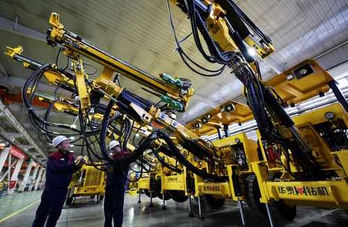 Trabajadores en una fábrica de ensamblaje de perforadoras en Zhangjiakou, provincia de Hebei, en el norte de China, en imagen del 19 de diciembre. Foto de STR/ Afp