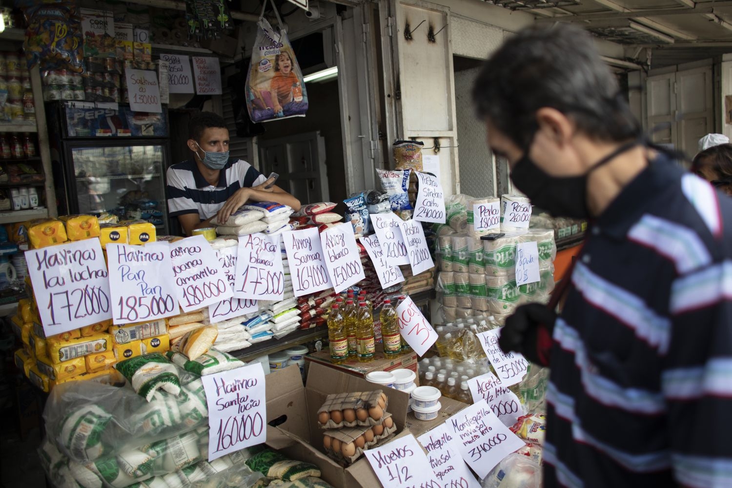 Un vendedor atiende a los clientes de un mercado en Caracas, Venezuela.Leonardo Fernández / Getty Images