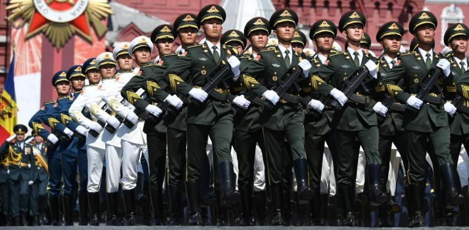 Soldados de la República Popular china desfilando en la plaza Roja de Moscú por el Día de la Victoria.