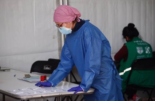 Una médica organiza resultados de pruebas rápidas de Covid-19, ayer en el macrokiosco de Salud, en la Casa de Cultura Jaime Sabines, alcaldía Álvaro Obregón.Foto Cristina Rodríguez
