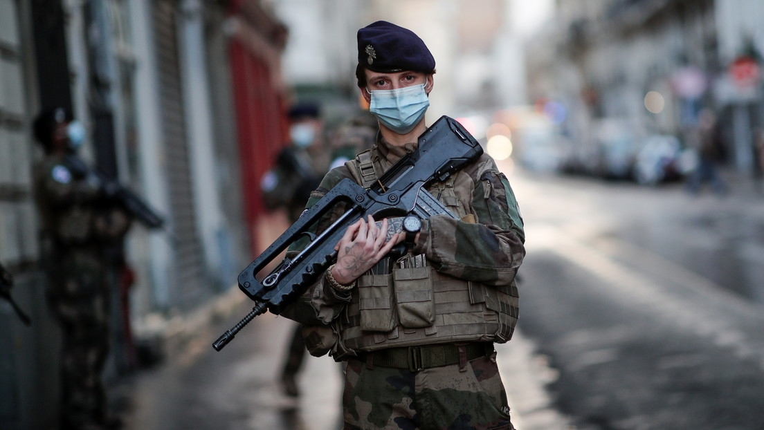 Un soldado francés de la operación de seguridad 'Sentinelle' patrulla las calles después de los ataques, París, 19 de noviembre de 2020.Benoit Tessier / Reuters