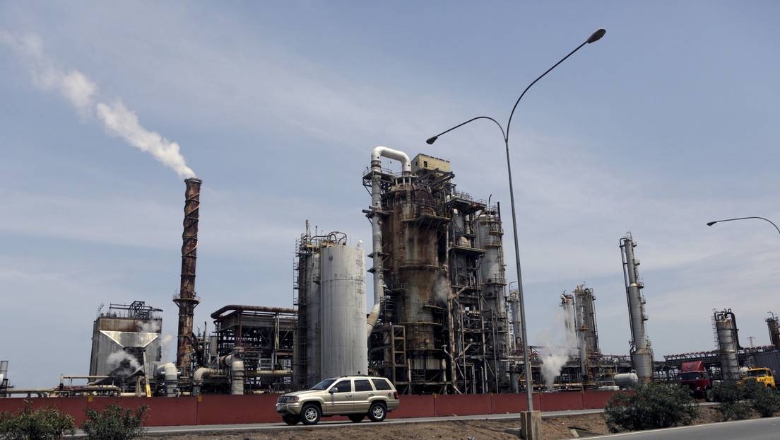 Automóvil frente a la refinería El Palito en Puerto Cabello, estado de Carabobo. 2 de marzo de 2016 Foto: Marco Bello / Reuters
