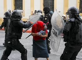 La Policía guatemalteca reprime a manifestantes que exigen la renuncia del presidente, Alejandro Giammattei. Afp, Johan Ordóñez