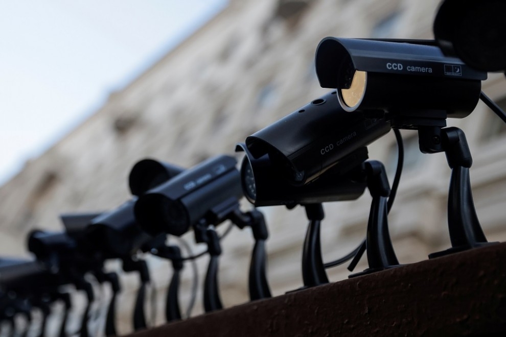 Imagen de archivo de una fila de cámaras de seguridad. — REUTERS/MAXIM SHEMETOV