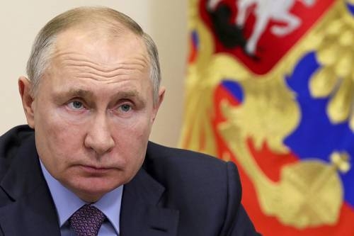Terminó la época de los intentos por construir un mundo unipolar y centralizado, tal monopolio atenta contra la pluralidad cultural, asegura Vladimir Putin.Foto Ap