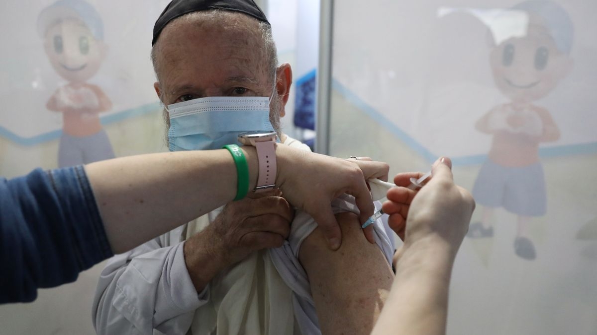 Un judío ultraortodoxo recibe la primera dosis de la vacuna contra el coronavirus, en el Arena Sports Hall de Jerusalén EFE/EPA/ABIR SULTAN/Archivo