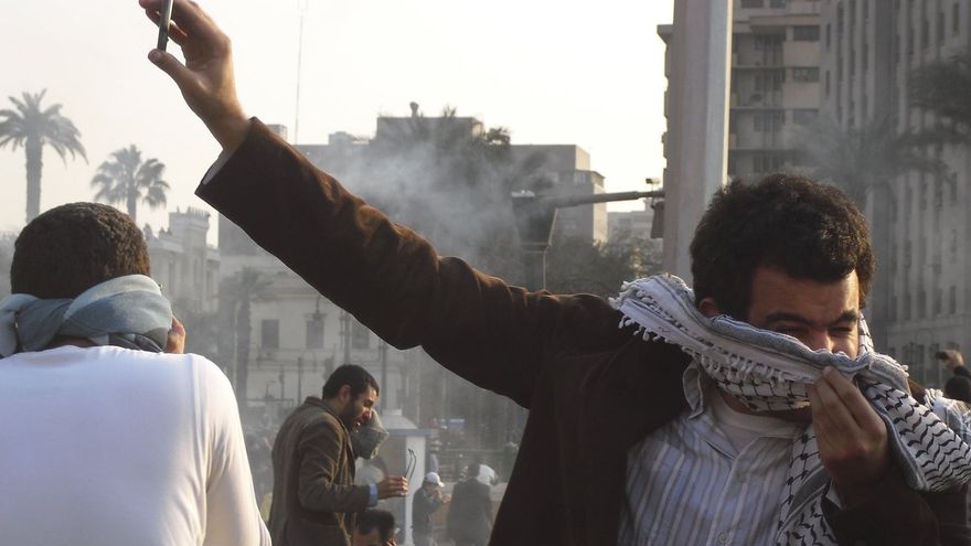 Tarek Shalaby en El Cairo en 2011, durante las revueltas, protegiéndose de los gases lacrimógenos