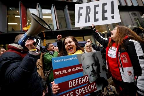 Festejo por la decisión de la justicia británica de rechazar el pedido de extradición de Julian Assange a Estados Unidos.Foto Afp