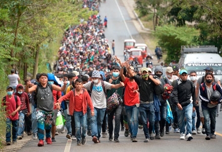 Alrededor de 9 mil hondureños que viajan a pie rumbo a Estados Unidos se desplazaron ayer por Guatemala (imagen), en su camino a México, cuyo gobierno llamó a los países de Centroamérica a aplicar con responsabilidad los protocolos migratorios y sanitarios, así como atender oportunamente y con responsabilidad estos flujos de personas para evitar que se repitan. Mientras, desplegó un amplio operativo de rescate humanitario con miles de elementos del orden del INM, organizados, equipados y entrenados para auxiliar en la frontera sur, con la instrucción de que no dejen pasar la caravana. Foto Afp / Fabiola Martínez, Agencias y Redacción
