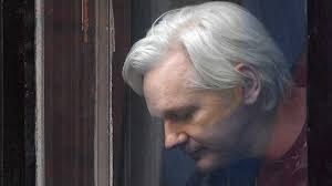 Qué hace Julian Assange aún en prisión