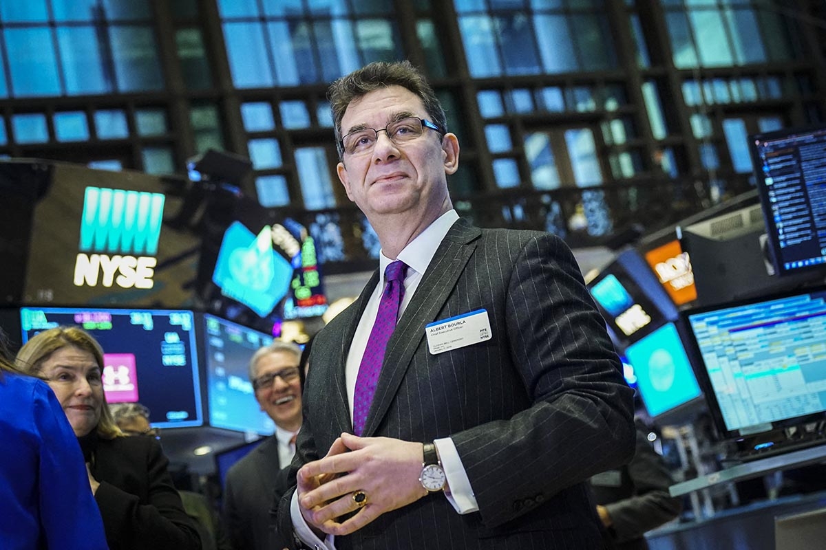 Albert Bourla, CEO de Pfizer, en la bolsa de valores de Nueva York, en 2019 Afp, Drew Angerer