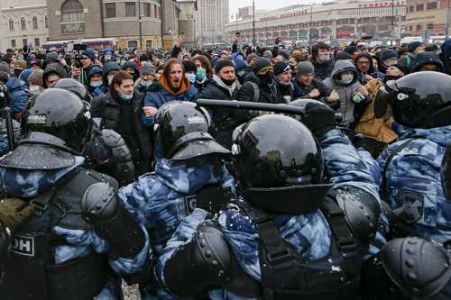 Manifestantes rusos encaran a elementos de la policía antidisturbios en el segundo fin de semana de protestas para exigir la liberación del líder opositor Aleksei Navalny. Durante al menos seis horas los inconformes fueron un dolor de cabeza para la autoridad.Foto Ap