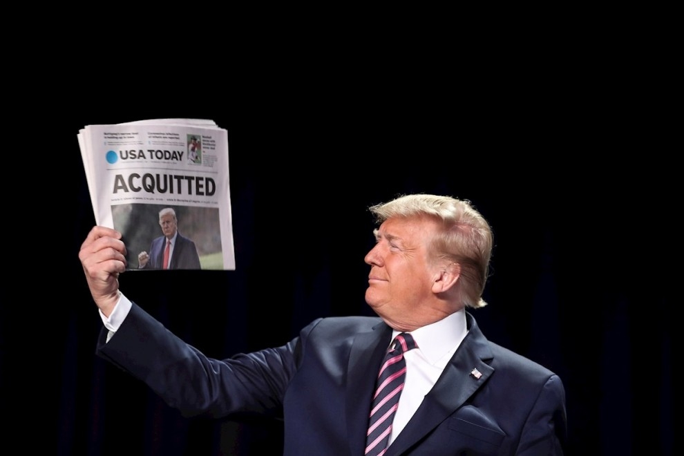 Trump muestra una portada de periódico sobre su impeachment.- EFE