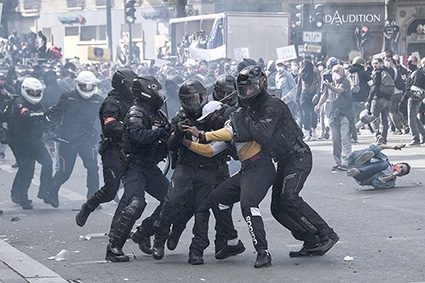 Fuerzas policiales reprimen a manifestantes en la Plaza de la República, en Paris, durante las protestas contra el racismo y la brutalidad policialAfp, Christine Pujoulat