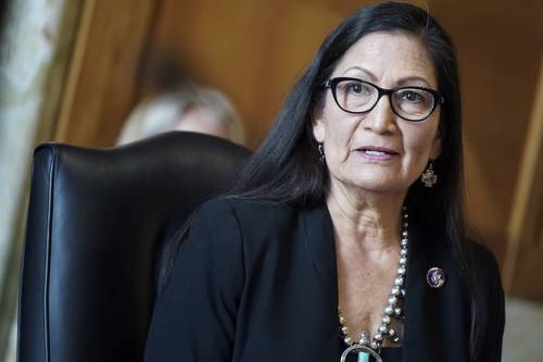 Debra Haaland compareció el miércoles pasado en el Senado estadunidense, como parte de la nominación a secretaria del Interior. Haaland podría ser la primera indígena en liderar la dependencia que administra territorios federales y tribales. Foto Ap