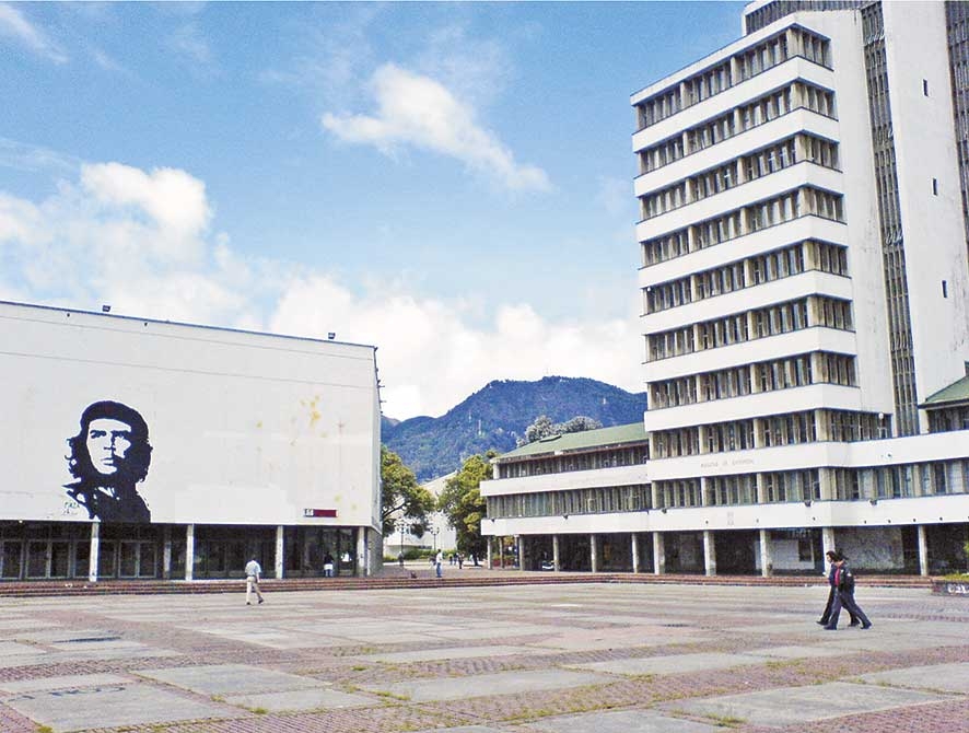 Plaza Che de Frente el Edifico de Enfermería y el Auditorio León de Greiff, https://es.wikipedia.org/wiki/Ciudad_Universitaria_de_Bogot%C3%A1#/media/Archivo:Plaza_Che,_Bogot%C3%A1.jpg