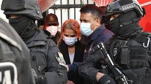 Tras su detención, Añez es escoltada miembros de la Fuerza Especial de Lucha Contra el Crimen en La Paz. ________________________________________ Imagen: AFP