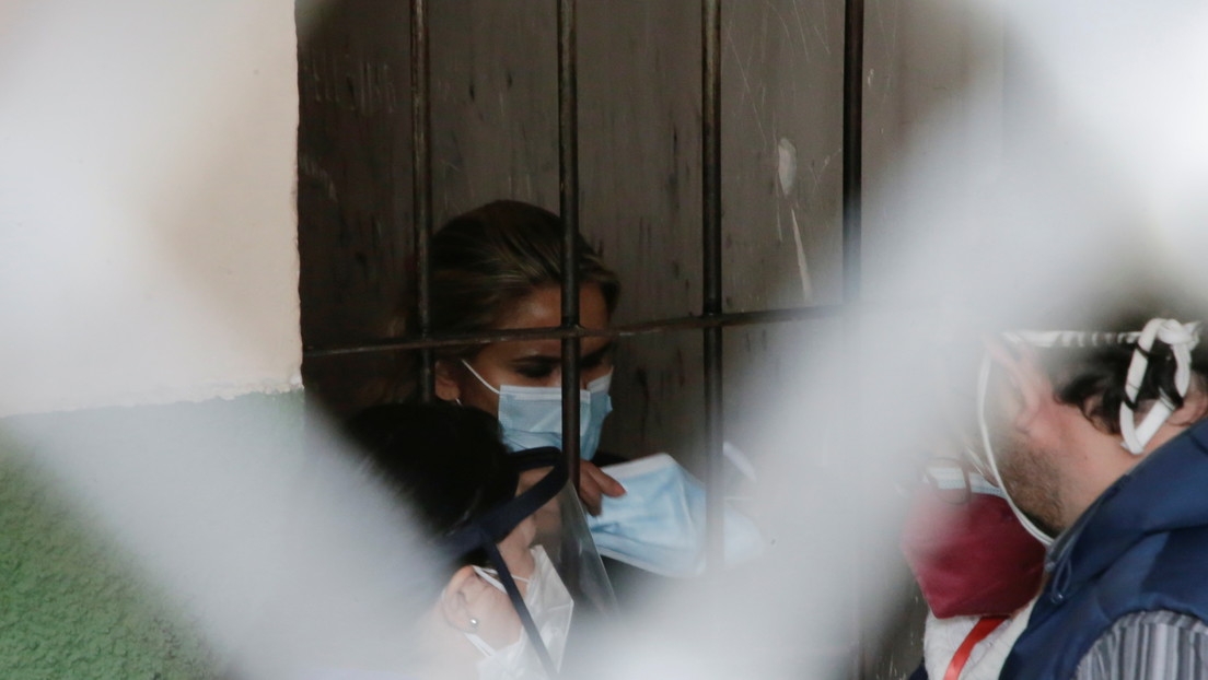 La expresidenta de facto de Bolivia, Jeanine Áñez, en una oficina de la Fuerza Especial de Lucha Contra el Crimen, La Paz, Bolivia, el 13 de marzo de 2021