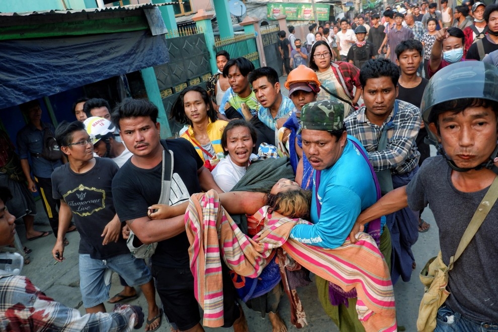 Los manifestantes llevan a una persona que ha recibido un disparo, en Mandalay (Myanmar). — Stringer / Reuters