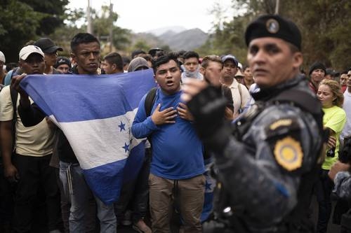 En la imagen, de archivo, policías guatemaltecos detienen cerca de Agua Caliente a indocumentados hondureños que esperan llegar a la frontera con Estados Unidos. El presidente demócrata Joe Biden ha formulado como una de sus prioridades atender las causas de fondo de la migración desde Centroamérica y México.Foto Ap