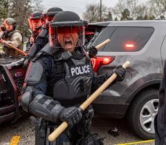 La policía reprimiendo las protestas antirracistas en Minnnesota. ________________________________________ Imagen: AFP
