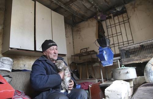 Un hombre regresa a su casa en territorio separatista en las afueras de Donetsk, Ucrania, tras un reciente bombardeo. Foto Ap