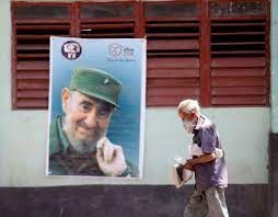 Un hombre camina ante una imagen de Fidel Castro, el lunes en La Habana (Cuba).Yander Zamora / EFE