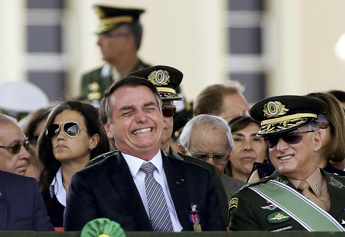 El presidente Jair Bolsonaro junto a quien fuera comandante del Ejército, Edson Pujol, durante una ceremonia oficial en Brasilia, en 2019 AFP, SERGIO LIMA
