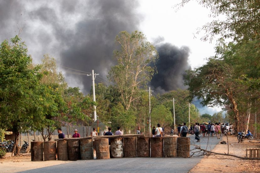Barricada de fuerzas opositoras a la junta militar, en Taze, en Myanmar, el pasado 7 de abril.REUTERS / Reuters
