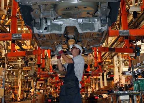 La vigorosa demanda de chips proviene de sus asombrosas aplicaciones en inteligencia artificial, vehículos autónomos, computación, entre otros. En la imagen, línea de producción de General Motors en Coahuila. Foto José Carlo González