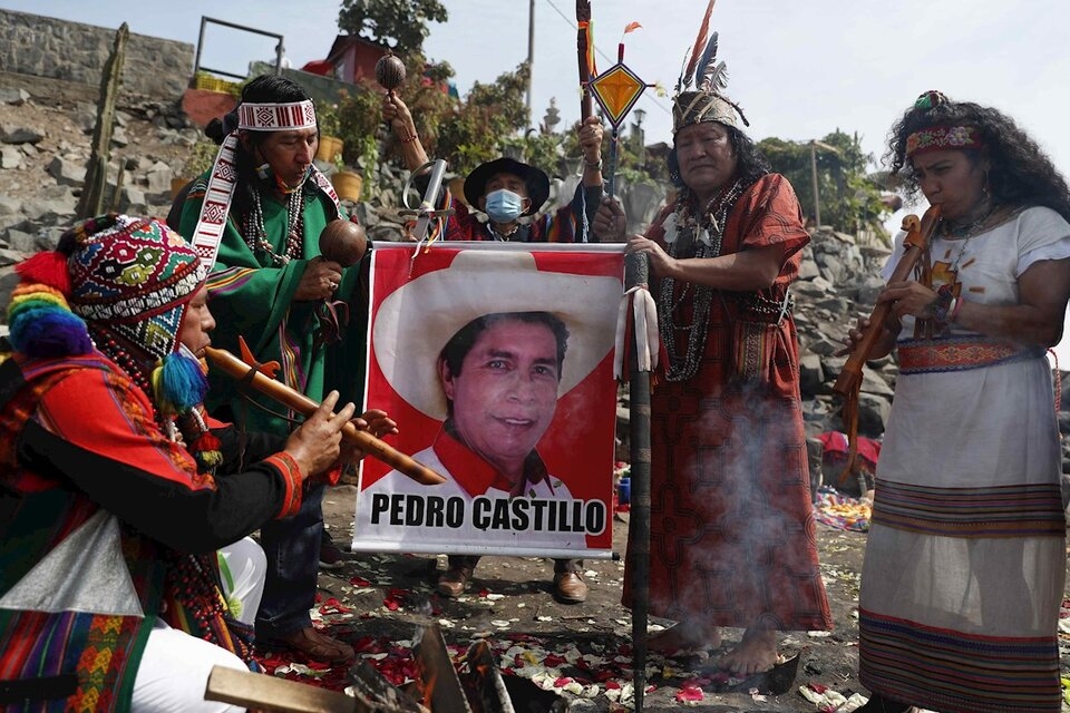 Chamanes realizan un ritual en apoyo a Castillo en el Cerro San Cristóbal de Lima.. Imagen: EFE
