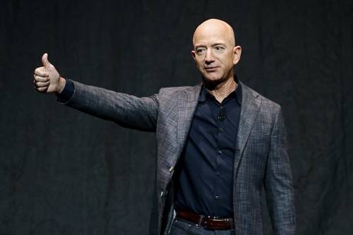Algunos de los estadunidenses más ricos, entre ellos Jeff Bezos (en la imagen), Michael Bloomberg y Elon Musk, pagaron muy poco o nada de impuestos federales de ingresos entre 2014 y 2018, según un análisis de la organización ProPublica.Foto Ap