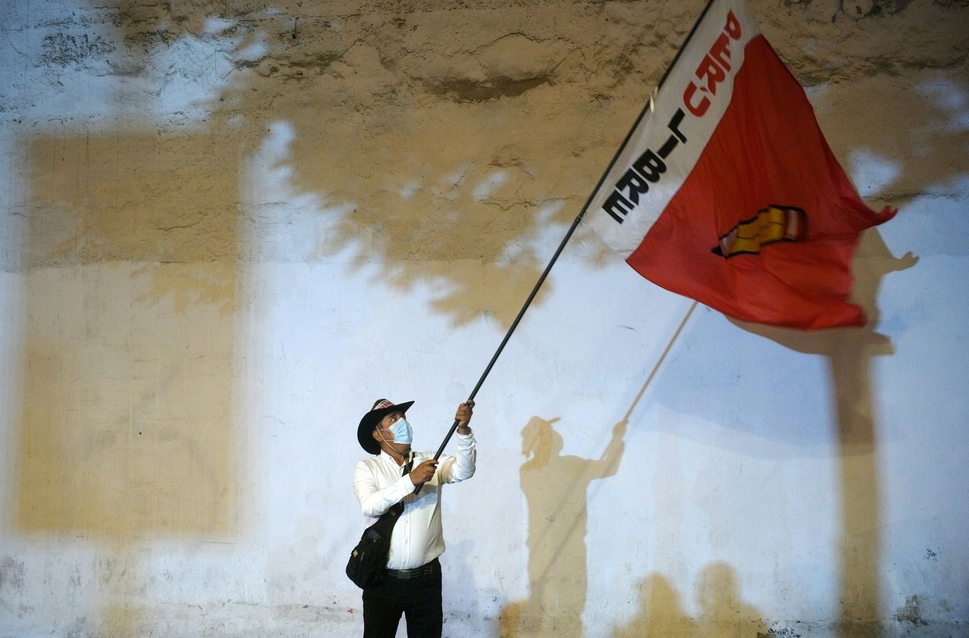 Un seguidor de Castillo ondea una bandera de su partido, el jueves en Lima.ALESSANDRO CINQUE / Reuters