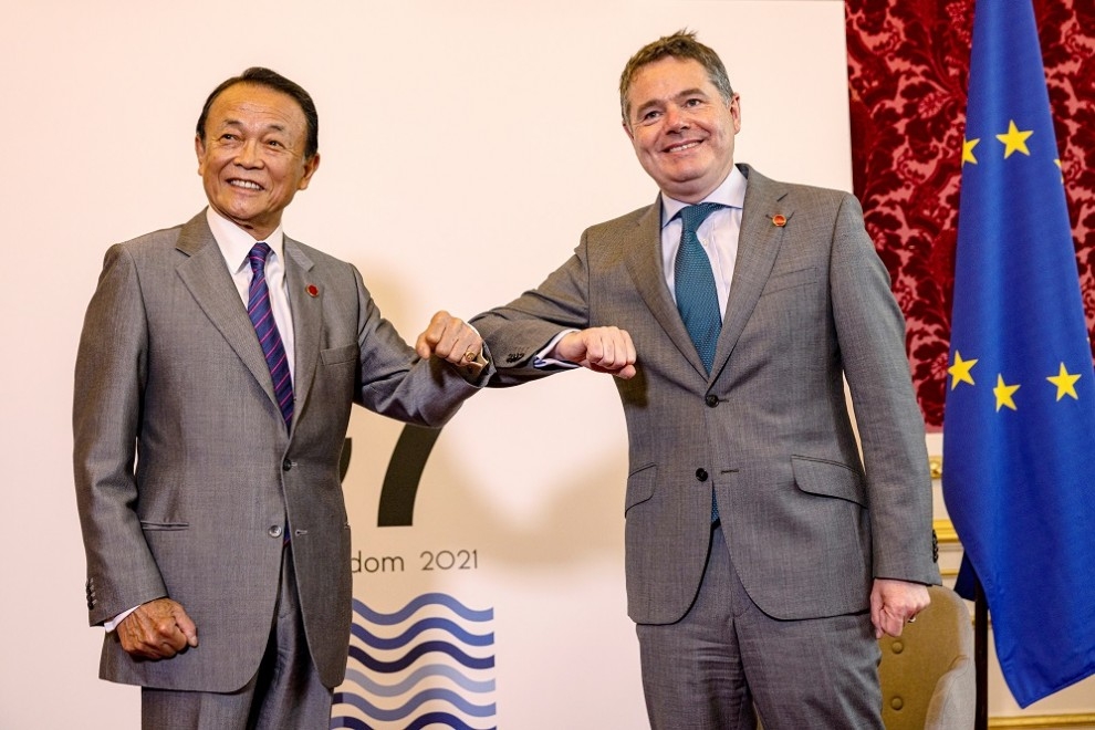 El ministro de Finanzas de Japón Taro Aso y el presidente del Eurogrupo Paschal Donohoe. — REUTERS