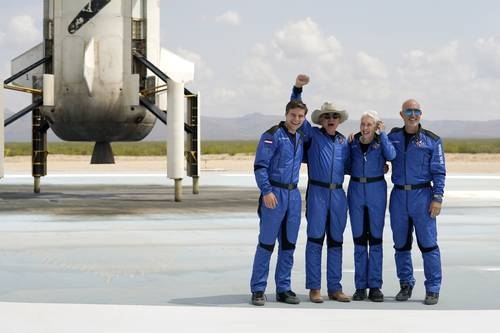 El multimillonario Jeff Bezos fue noticia la semana pasada por su vuelo turístico al espacio, aunque decenas de miles de personas firmaron una petición para que no se le permitiera regresar a la Tierra. En la imagen, con sus acompañantes. Foto Ap