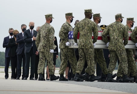El presidente estadunidense encabezó la ceremonia en la base militar de Dover, Ohio. Ayer también se informó que una ofensiva aérea del Pentágono destruyó un vehículo que transportaba múltiples terroristas del Estado Islámico antes de que perpetraran otro ataque suicida en el aeropuerto de Kabul, y en el que murieron tres niños.