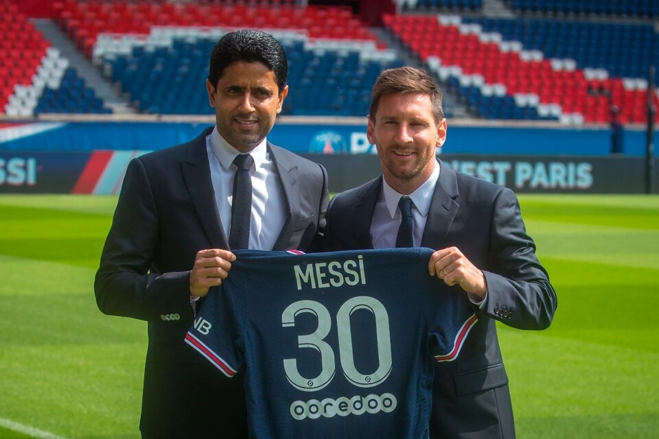 Nasser Al-Khelaifi, presidente del PSG, presenta a Messi en París.. Imagen: EFE