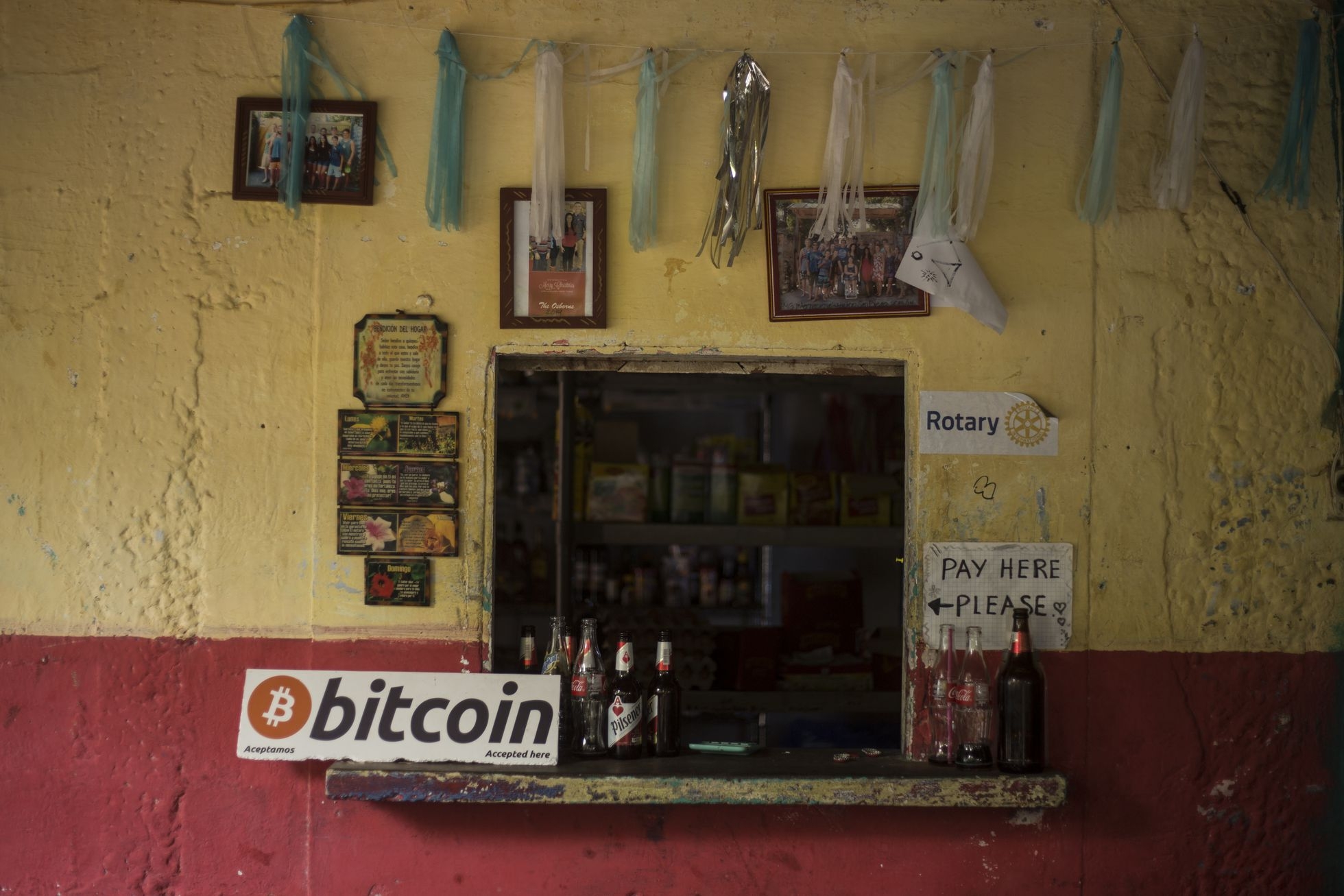 La pequeña tienda de Roxana a la orilla del mar en playa El Zonte, recibe Bitcoin desde esta semana.Víctor Peña