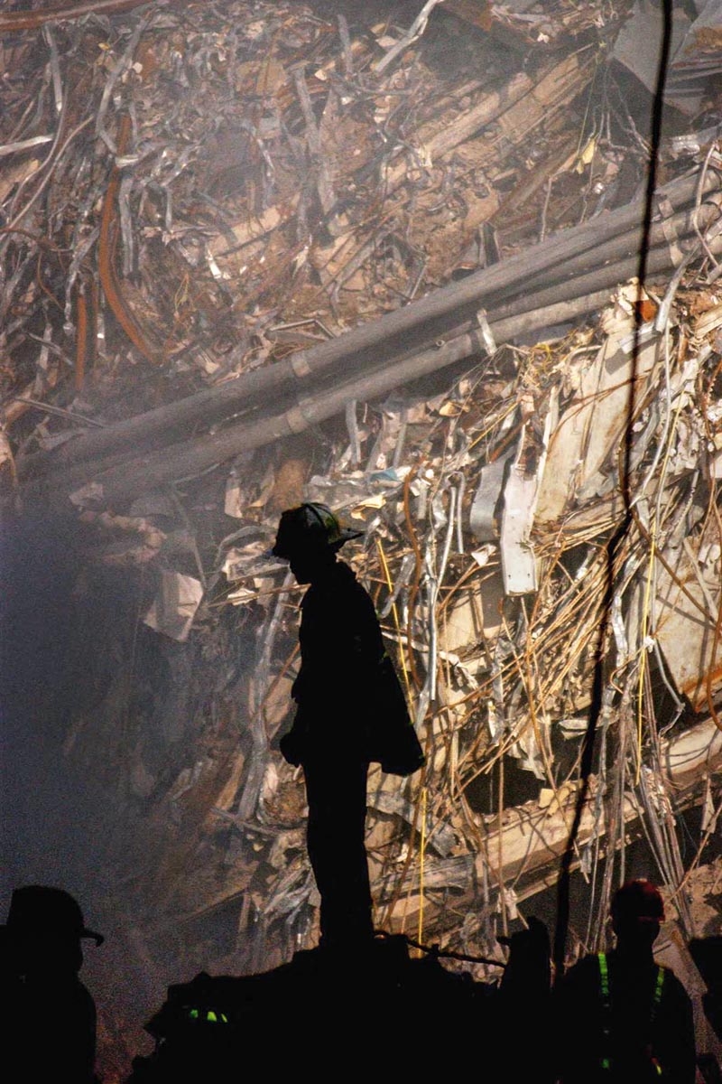 La silueta de un bombero contrasta con la montaña de escombros del World Trade Center, 13 de setiembre de 2001 AFP, JIM WATSON